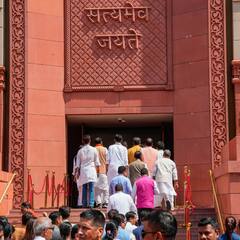 New Parliament Building: সংবিধানের অনুলিপি নিয়ে প্রধানমন্ত্রীর নেতৃত্বে প্রথমে NDA শিবির; একে একে নতুন সংসদ ভবনে বিরোধী সাংসদরা