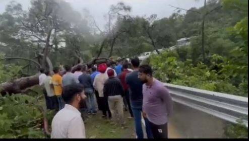 Hoshiarpur-Chintapurni road closed due to landslide, long traffic jam on the road Hoshiarpur News: ਪਹਾੜੀ ਖਿਸਕਣ ਕਾਰਨ ਹੁਸ਼ਿਆਰਪੁਰ-ਚਿੰਤਪੂਰਨੀ ਮਾਰਗ ਬੰਦ, ਸੜਕ 'ਤੇ ਲੱਗਾ ਲੰਬਾ ਜਾਮ
