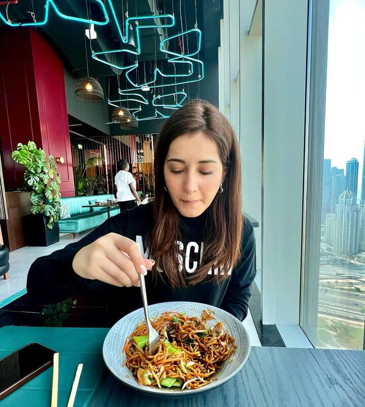 ఒక రెస్టారెంట్లో ఫుడ్ తింటున్న ఫొటోలు ఆమె ఇన్‌స్టాలో పెట్టారు.