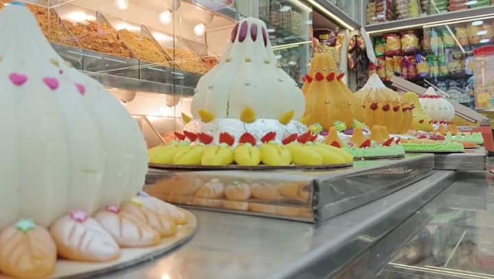 अहमदनगर येथील महावीर स्विट्समध्येही यंदा प्रथम सव्वा किलोपासून ते सव्वाचार किलो पर्यंतचे मोदक बनविण्यात आले आहे.