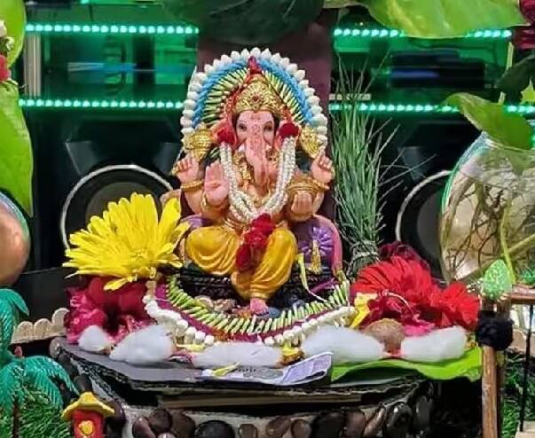 સાચી દિશા - ગણપતિની મૂર્તિની સ્થાપના પૂર્વ કે ઉત્તર-પૂર્વ ખૂણામાં જ કરો. આમ કરવાથી 10 દિવસ સુધી ઘરમાં બાપ્પાનો વાસ રહે છે.