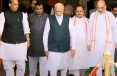 PHOTOS: નવી સંસદ તરફ કંઇક આ રીતે પ્રયાણ કર્યુ પીએમ મોદીએ, તમામ સાંસદો સાથે, જુઓ ભવ્ય નજારો.....