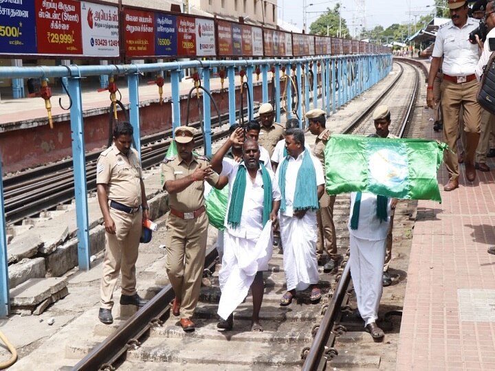 காவிரியில் உரிய நீரை வழங்கக் கோரி தஞ்சையில் விவசாயிகள் ரயில் மறியல் போராட்டம்