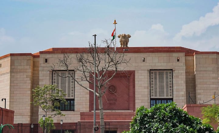 স্বাধীনতাপ্রাপ্তিতে মধ্যরাতের ভাষণ দিয়েছিলেন জওহরলাল নেহরু। দেশের সংবিধানও গৃহীত হয় সেখানে। এবার যাত্রা শেষ হল পুরনো সংসদভবনের। নতুন সংসদভবন হিসেবে সেন্ট্রাল ভিস্তা প্রকল্পে তৈরি নির্মাণে সরকারি সিলমোহর পড়ল। নাম হল, ‘পার্লামেন্ট হাউস অফ ইন্ডিয়া’।