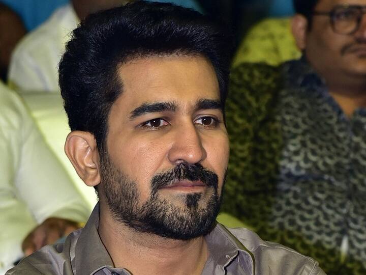 இந்த சோகத்தில் இருந்து வெளிவராத ஆண்டனிக்கு, இன்று காலை மற்றொரு அதிர்ச்சி அளிக்கும் நிகழ்வு நடந்துள்ளது. 12 ஆம் வகுப்பு படிக்கும் விஜய் ஆண்டனியின் மகள் மீரா, தூக்கிட்டு தற்கொலை செய்து கொண்டுள்ளார். மன அழுத்தம் காரணமாக அவர் இந்த முடிவை எடுத்துள்ளார் என்று சொல்லப்படுகிறது. இந்த சம்பவம் குறித்த போலீசார் ஆய்வு செய்து வருவதாகவும் தகவல் வெளியாகியுள்ளது. இந்த செய்தி, திரையுலகத்தினரை சோகத்தில் ஆழ்த்தியுள்ளது.
