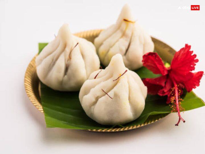 एक बार गणपति परिवार संग अत्रि ऋषि की पत्नी माता अनुसूया के घर गए. गणेश जी ने अपना सारा भोजन खत्म कर लिया, भंडार भी खाली हो गए लेकिन फिर भी उनका पेट नहीं भरा तो माता अनुसूइया ने उन्हें मीठे-मीठे मोदक परोसे. इसे खाने के बाद गणपति बहुत खुश हुए और उनका पेट भी भर गया. इस कारण गणपति को मोदक पसंद है.