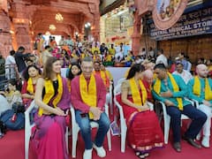 Pune Ganeshotsav 2023 : श्रीमंत दगडूशेठ हलवाई मंदिरासमोर अथर्वशीर्ष पठणात परदेशी पाहुणे तल्लीन