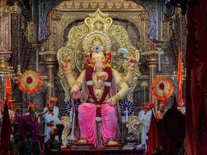 Ganesh Chaturthi 2023 Devotees made huge donations to Lalbaugcha Raja in Maharashtra Ganesh Chaturthi: मुंबई में लालबाग के राजा को भक्तों ने चढ़ाया खूब चढ़ावा, दिखाई अपार श्रद्धा, जानें क्या-क्या किया गया दान