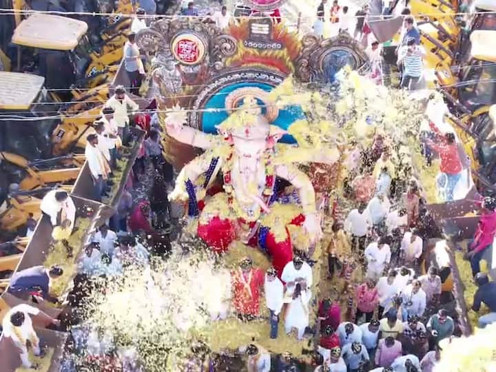 Latur Ganeshotsav:   गणरायाच्या आगमनाचा जल्लोष आज लातूर जिल्ह्यात ठिकठिकाणी पाहायला मिळाले 
(ड्रोन कॅमेरा सौजन्य -लकी गहेरवार)