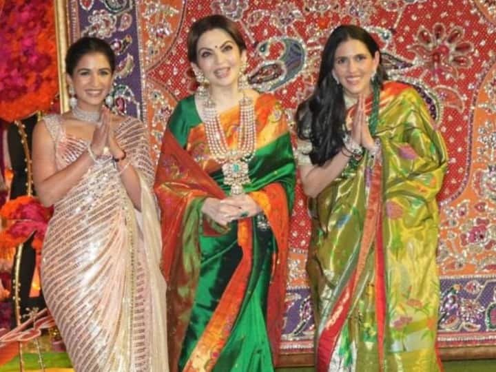 अंबानी परिवार ने अपने घर एंटीलिया हाउस पर ग्रैंड गणपति सेलिब्रेशन का आयोजन किया था. इस दौरान पॉलिटीशियन से लेकर बॉलीवुड के दिग्गज सेलेब्स ने कार्यक्रम में शिरकत की.