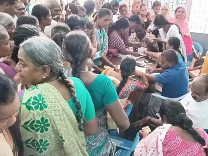 Magalir urimai thogai special camp kulithalai thasildhar office where heads of families bathe their children TNN மகளிர் உரிமைத் தொகை சிறப்பு முகாமில் குவிந்த குடும்பத் தலைவிகள்; மின் வசதி இல்லாததால், கை குழந்தையுடன் பரிதவிப்பு