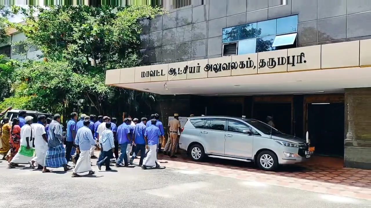 அருந்ததியர் மக்களுக்கு வீட்டுமனைகளை அளவீடு செய்து கொடுங்கள்; தருமபுரி ஆட்சியர் அலுவலகத்தில் குவிந்த 300 பேர்