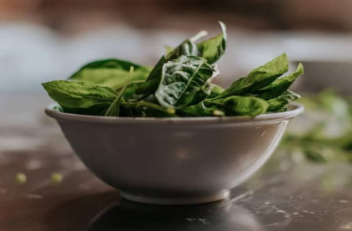 Spinach Benefits : आपल्या सर्वांना माहित आहे की पालक ही एक उत्कृष्ट हिरव्या पालेभाजी आहे. ज्याचे अनेक फायदे आहेत.