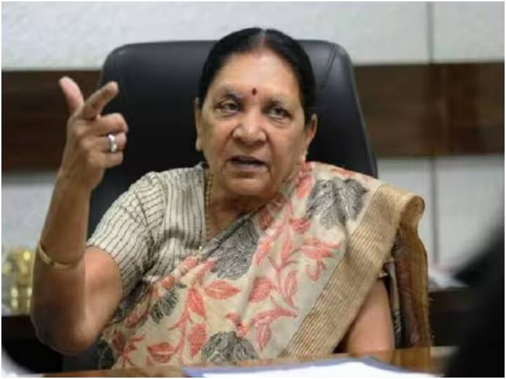 Huge Mistake in governor anandiben patel security in gorakhpur UP News Gorakhpur News: राज्यपाल आनंदीबेन पटेल की सुरक्षा में बड़ी चूक, काफिले की गाड़ी से टकराए बाइक सवार दो युवक