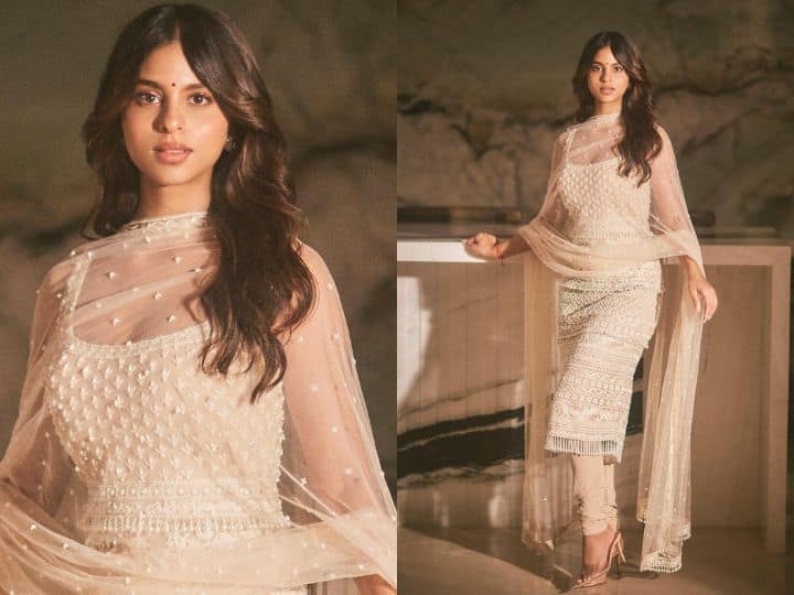 Suhana Khan At Mukesh Ambani House: मुकेश अंबानी ने अपने घर में गणपति बप्पा का जोरदार स्वागत किया. इस मौके पर शाहरुख खान अपनी पूरी फैमिली के साथ गणपति बप्पा के दर्शन के लिए पहुंचे.