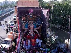 Latur News:  लातूर जिल्ह्यात गणरायाचे जल्लोष आगमन, हेलिकॉप्टरमधून गणरायावर पुष्पवृष्टी