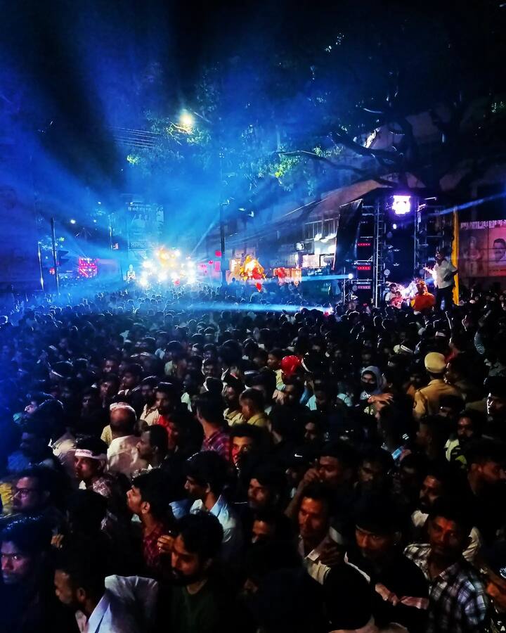 डिजिटल स्क्रिनवर दिसणारी आकर्षक रोषणाई सर्वांचे लक्ष वेधून घेत होती.