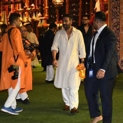 अंबानीच्या बाप्पाच्या दर्शनाला अजय देवगन 'सिंघम' स्टाइलमध्ये आला होता.