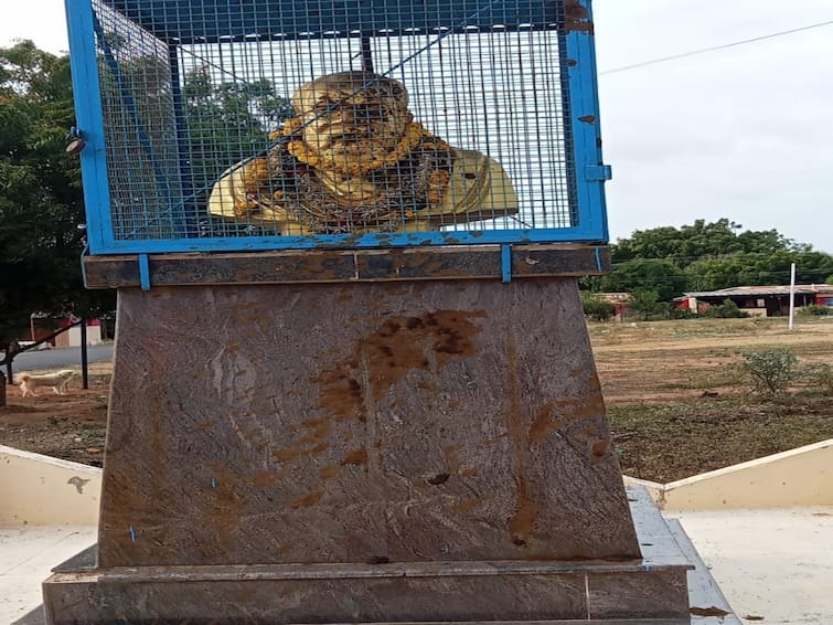 Coimbatore news Police investigating the desecration of Periyar statue TNN கோவையில் பெரியார் சிலை அவமதிப்பு ; காவல்துறையினர் விசாரணை