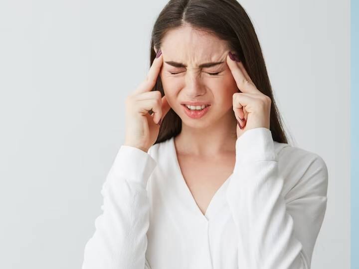 विटामिन डी की कमी से सिरदर्द और शरीर में सूजन और आपको न्यूरॉन्स की दिक्कत होने लगती है. इतना ही नहीं विटामिन डी की कमी की वजह से माइग्रेन और दूसरे सिरदर्द होने लगते हैं. यह पहले तो ब्रेन के अंदर सूजन करती है और फिर आपके न्यूरॉन्स को प्रभावित करती है. विटामिन डी की कमी नाइट्रिक ऑक्साइड को बढ़ाकर नर्व इंपल्स को बढ़ाती और सिर में दर्द का कारण बनती है. यह मैग्नीशियम के लेवल को कम करके और मेलाटोनिन का लेवल बढाती है. जिसके कारण सिर में दर्द होने लगता है.