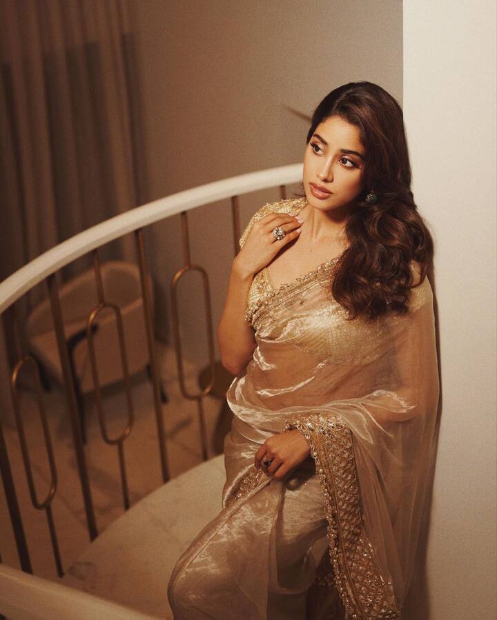 సోషల్ మీడియాలో ఫుల్ యాక్టివ్ గా ఉంటూ తన లేటెస్ట్ ఫోటోస్ షేర్ చేస్తుంది. Image credit: Janhvi Kapoor/Instagram