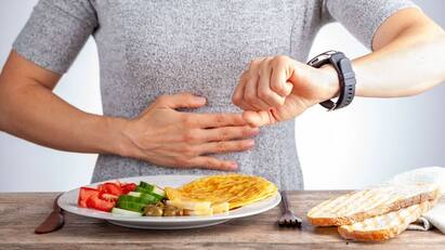 Intermittent Fasting: ઇન્ટરમિટેંટ ફાસ્ટિંગ   હાલ ખૂબ જ ટ્રેન્ડમાં છે. સામાન્ય લોકોથી લઈને સેલિબ્રિટીઓએ આ ડાયટ પ્લાન દ્વારા પોતાનું વજન ઘટાડ્યું છે.