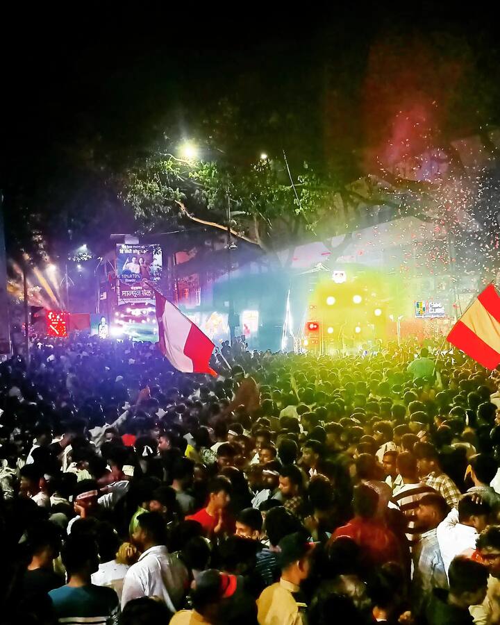 रात्री 12 वाजता पोलिसांनी मिरवणुकीतील साऊंड सिस्टीम नियमाप्रमाणे बंद केल्या.