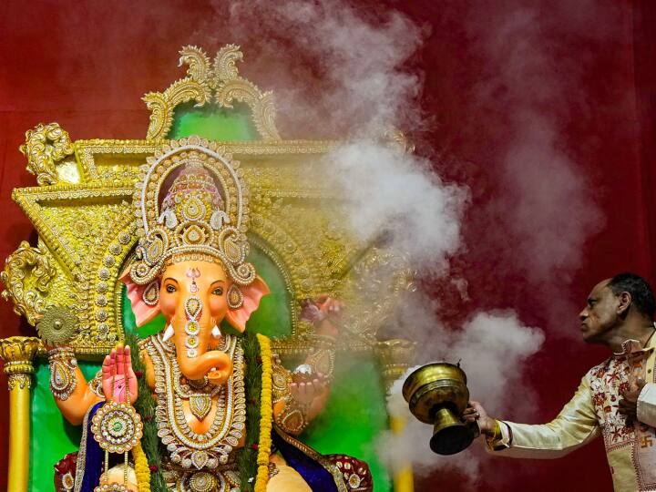 Ganesh Chaturthi 2023: 'दो धर्मों के बीच लड़ाई भड़काने वाली सजावट सामग्री से बचें', ठाणे पुलिस ने जारी किया नोटिस Ganesh Chaturthi 2023 Thane Police asks Ganesh Mandal to avoid using provocative pandal decoration material Ganesh Chaturthi 2023: 'दो धर्मों के बीच लड़ाई भड़काने वाली सजावट सामग्री से बचें', ठाणे पुलिस ने जारी किया नोटिस