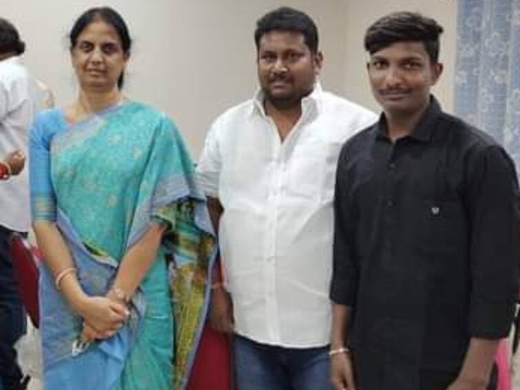 corporater husband hulchul in meerpet, he attacks an auto driver మీర్ పేటలో రెచ్చిపోయిన బీఆర్ఎస్ కార్పొరేటర్ భర్త, ఆటోడ్రైవర్ పై దాడి