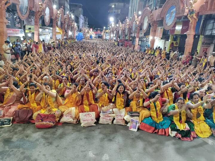 ऋषिपंचमीच्या पहाटे श्रीमंत दगडूशेठ हलवाई गणपतीसमोर आदिशक्तीच्या मंत्रोच्चाराने वातावरण मंगलमय आले होते.