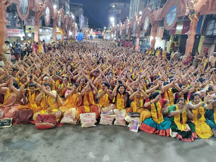 पारंपारिक वेशात महिलांनी हजेरी लावली होती.