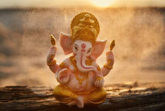 कर्जातून मुक्त होण्यासाठी गणेशोत्सवादरम्यान रोज सकाळी ऋणहर्ता गणेश स्तोत्र म्हणावं.