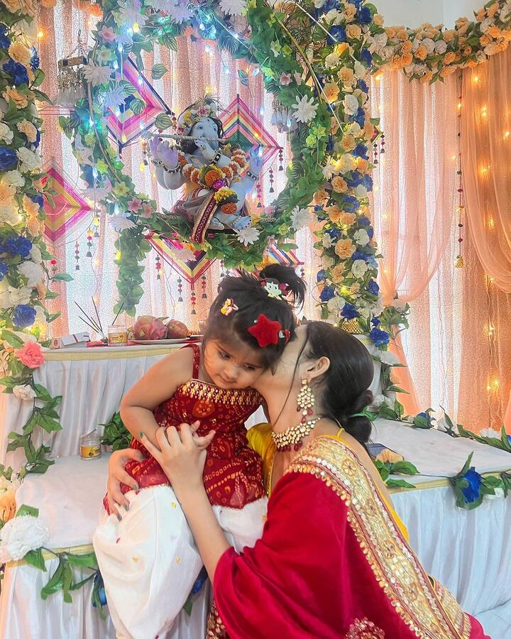 Zianawore a red and white ethnic outfit