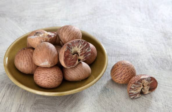 Benefits Of Betel Nut : सुपारी खाणे चांगले नाही असे बहुतेकांना वाटते. पण तसं नसून या सुपारीचे अनेक फायदे शरीराला होऊ शकतात. अशक्तपणा, पचन आणि बद्धकोष्ठता यासारख्या आजारांपासून सुपारीमुळे आराम मिळतो.