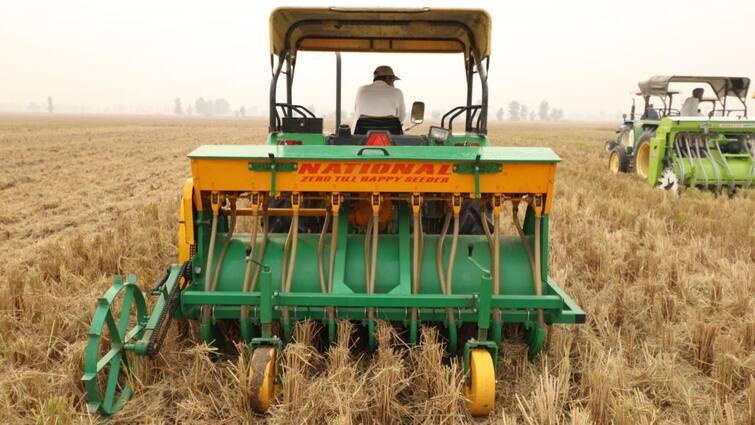 OVER 24K FARMERS TO GET SUBSIDISED CROP RESIDUE MANAGEMENT MACHINES IN PUNJAB Paddy: ਝੋਨੇ ਦੀ ਪਰਾਲੀ ਸਾਂਭਣ ਲਈ ਸਰਕਾਰ ਨੇ ਜਾਰੀ ਕੀਤੀਆਂ 24 ਹਜ਼ਾਰ ਤੋਂ ਵੱਧ ਮਸ਼ੀਨਾਂ, ਸਬਸਿਡੀ ਵੀ ਮਿਲੇਗੀ