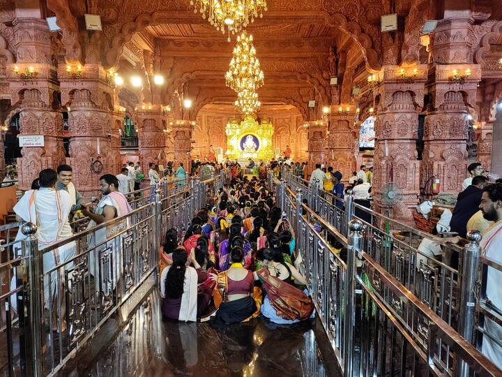 अनेक महिला रात्री 1 पासून दाखल होण्यास सुरुवात झाली होती.