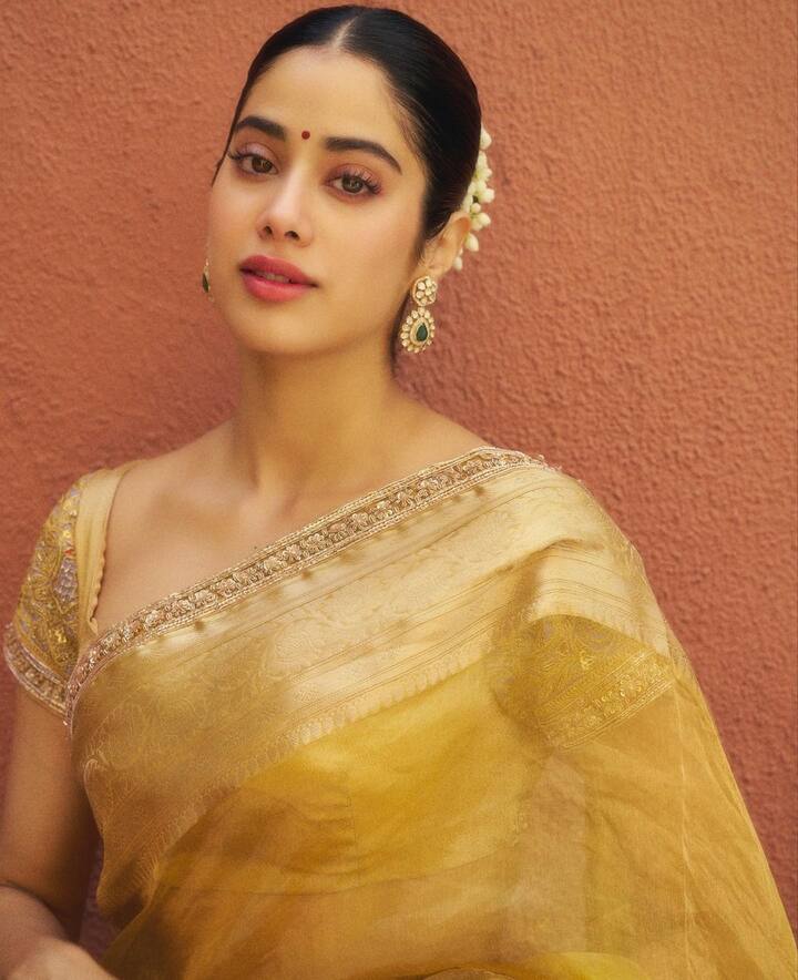 Janhvi opted for a yellow banarasi saree for the Ganesh Puja at her home.
