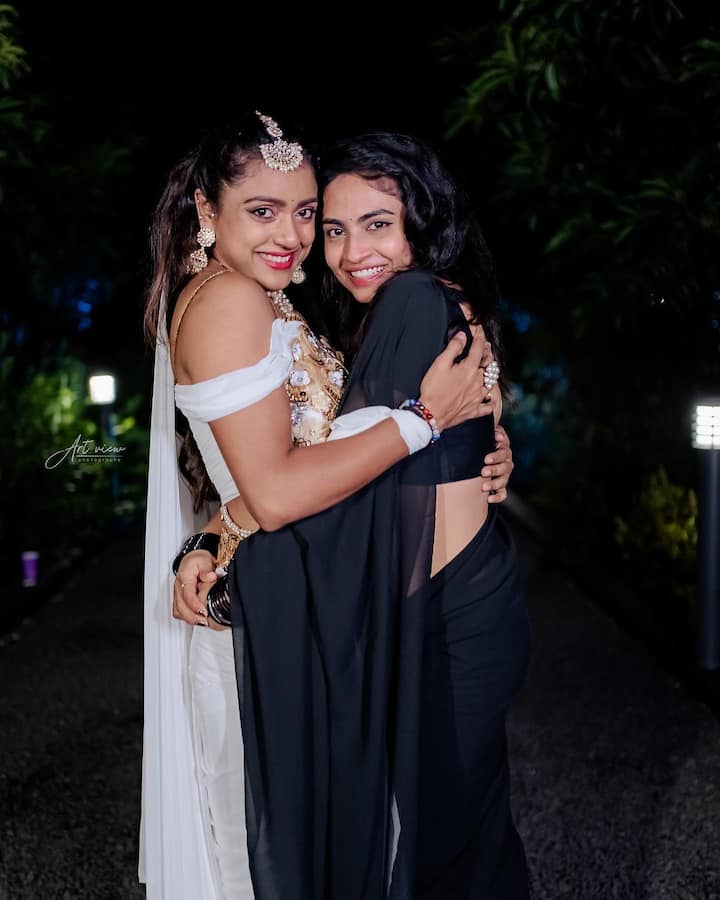 ఇక 'బిగ్ బాస్' నుంచి బయటకు వచ్చాక హారికా క్రేజ్ మరింత పెరిగింది. ముఖ్యంగా సోషల్ మీడియాలో ఈ అమ్మడు తన గ్లామర్ ట్రీట్ తో నెటిజన్స్ ని ఆకట్టుకుంటోంది.