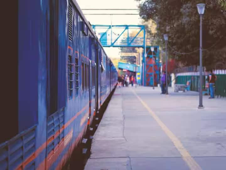 Indian railways some trains first make a jerk and then move do you know the reason for this Indian Railway: ਕੁਝ ਟਰੇਨਾਂ ਪਹਿਲਾਂ ਝਟਕਾ ਦਿੰਦੀਆਂ ਹਨ ਅਤੇ ਫਿਰ ਚਲਦੀਆਂ ਹਨ... ਕੀ ਤੁਹਾਨੂੰ ਇਸ ਦਾ ਕਾਰਨ ਪਤਾ ਹੈ?