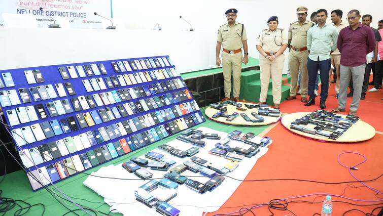 Nellore Police recovers 3 crore worth mobile phones DNN Mobile Phones Recovery: మొబైల్ హంట్ సక్సెస్- రూ. 3.10 కోట్ల విలువైన సెల్ ఫోన్లు అప్పగింత