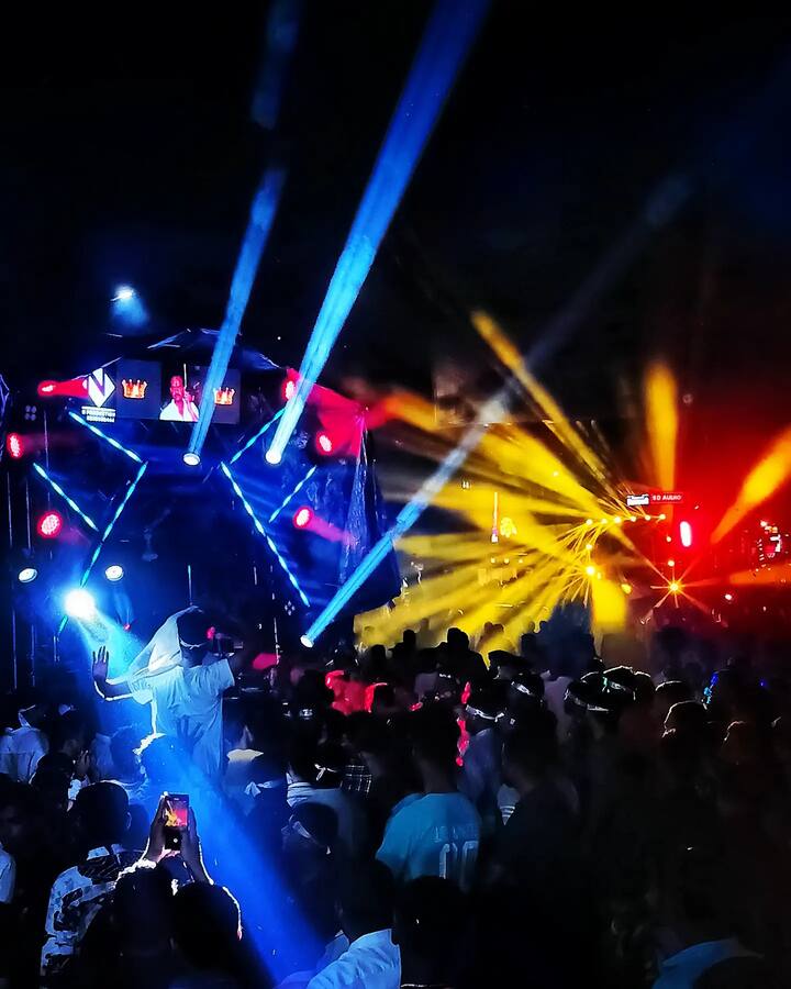 मिरवणुकीसाठी पोलिसांनी एकच मार्ग केल्याने शिस्त लागली; पण उत्साही कार्यकर्त्यांमुळे ती रेंगाळली.