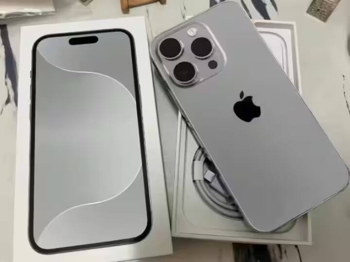 iPhone 15 Pre-book: ટેક દિગ્ગજ એપલે તાજેતરમાં જ પોતાની નવી આઇફોન સીરીઝને માર્કેટમાં લૉન્ચ કરી છે, આ આઇફોન સીરીઝમાં કંપનીએ કેટલાય નવા અપડેટ્સ આપ્યા છે, જો તમે આ આઇફોન 15 સીરીઝને ખરીદવા માંગો છો, તો તમારા માટે આ સ્ટૉરી કામની છે. Appleની લેટેસ્ટ iPhone 15 સીરીઝ માટે પ્રી-બુકિંગ શરૂ થઈ ગયું છે. તમે એમેઝોન, ફ્લિપકાર્ટ અથવા એપલની ઓફિશિયલ વેબસાઇટ પરથી આ લેટેસ્ટ સીરીઝને બુક કરી શકો છો. પરંતુ આ સાથે જાણી લો કે જો તમારી પાસે અહીં બતાવેલા એન્ડ્રોઇડ ફોન હશે તો તમને iPhone 15 સીરીઝ સસ્તામાં મળી જશે.