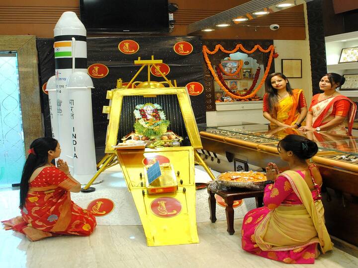 હિંદુ ધર્મમાં કોઈપણ અન્ય દેવતા પહેલા ભગવાન ગણેશની પૂજા કરવામાં આવે છે, ભગવાન ગણેશ જ્ઞાનના દેવતા છે અને તેમની પૂજા કરવાથી કોઈપણ અવરોધને સરળતાથી દૂર કરવામાં મદદ મળે છે.