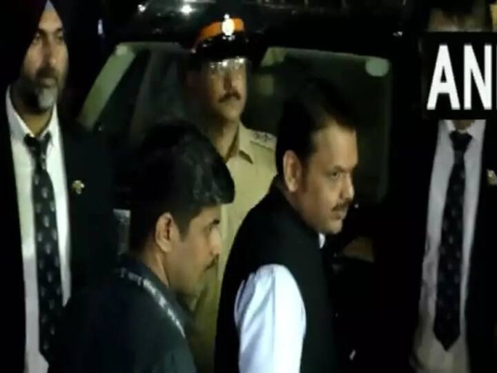 देवेंद्र फडणवीस यांच्यासमवेत त्यांच्या पत्नी अमृता फडणवीस आणि मुलगी दिविजाही होती.