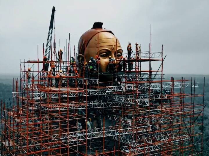 यह विशाल प्रतिमा नर्मदा नदी के किनारे सुरम्य मांधाता पहाड़ी के ऊपर स्थित है. शंकराचार्य की 108 फुट ऊंची इस प्रतिमा का नाम एकात्मता की प्रतिमा रखा गया है.