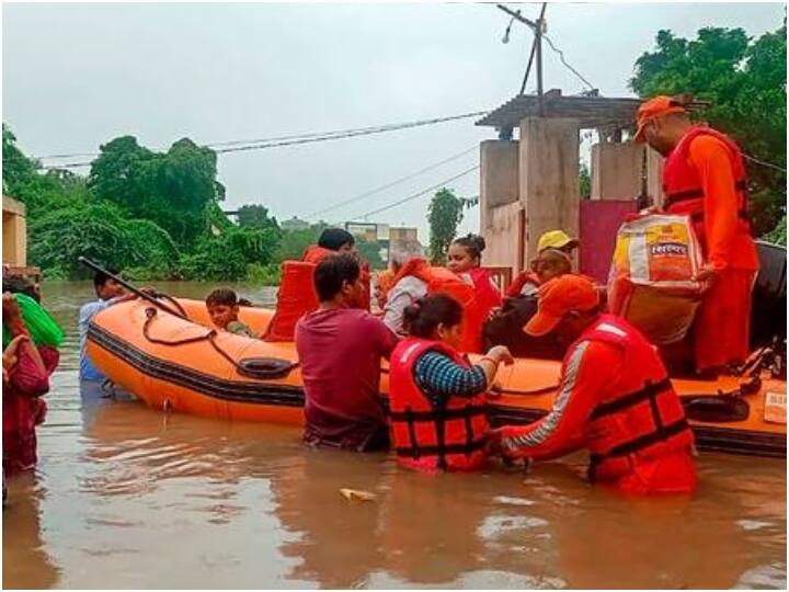 Gujarat: गुजरात में मानसून में जमकर बरसे मेघा! 886 mm हुई बारिश, इन इलाकों में बाढ़ का खतरा gujarat has recorded a total of 886 mm of rainfalls in this monsoon season so far Gujarat: गुजरात में मानसून में जमकर बरसे मेघा! 886 mm हुई बारिश, इन इलाकों में बाढ़ का खतरा