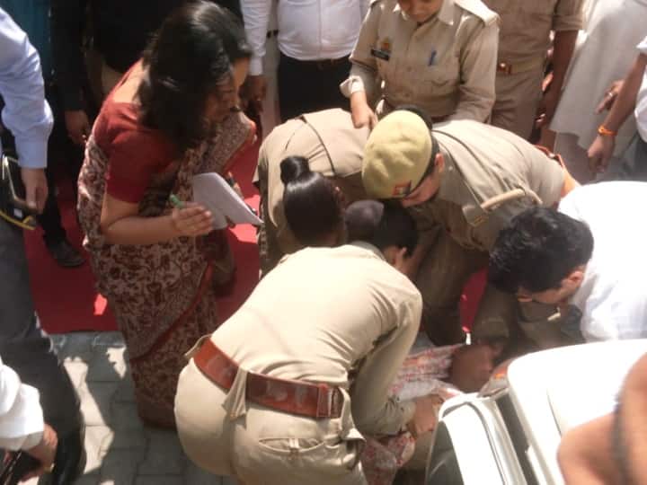 UP News: सीतापुर में मंडलायुक्त रोशन जैकब के पैरों में गिरीं BJP नेता, सुसाइड की भी कर चुकी हैं कोशिश, जानें वजह Sitapur BJP leader Mamta Dodeja fell at Divisional Commissioner Roshan Jacob feet she had also tried to commit suicide ANN UP News: सीतापुर में मंडलायुक्त रोशन जैकब के पैरों में गिरीं BJP नेता, सुसाइड की भी कर चुकी हैं कोशिश, जानें वजह