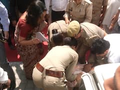 सीतापुर में मंडलायुक्त रोशन जैकब के पैरों में गिरीं BJP नेता, सुसाइड की भी कर चुकी हैं कोशिश, जानें वजह