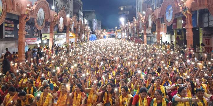पहाटेच्या वेळी अथर्वशीर्षांचे सूर आणि महिलांचा उत्साह पाहण्यासारखा होता.