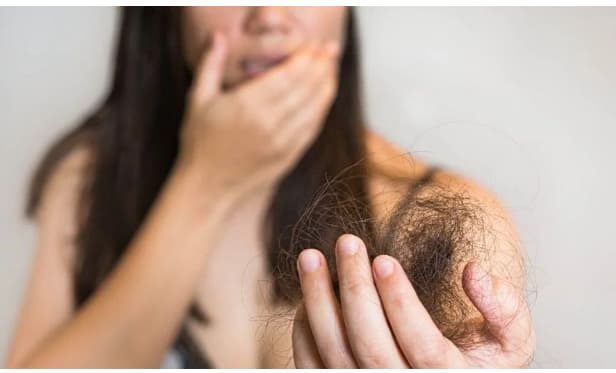 या दिवसात महिलांना अनेक समस्यांना सामोरे जावे लागते. या होणाऱ्या बदलाचा परिणाम थेट त्या महिलेच्या त्वचेवर आणि केसांवर दिसायला लागतो.